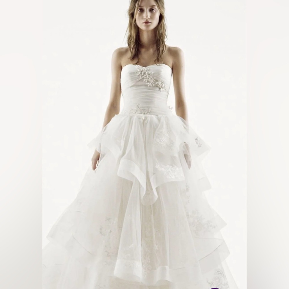 Vera Wang Elegant Strapless White Wedding Dress